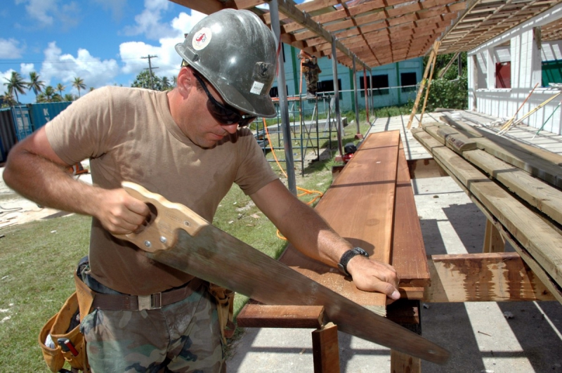 ebeniste-SERANON-min_worker_construction_building_carpenter_male_job_build_helmet-893290